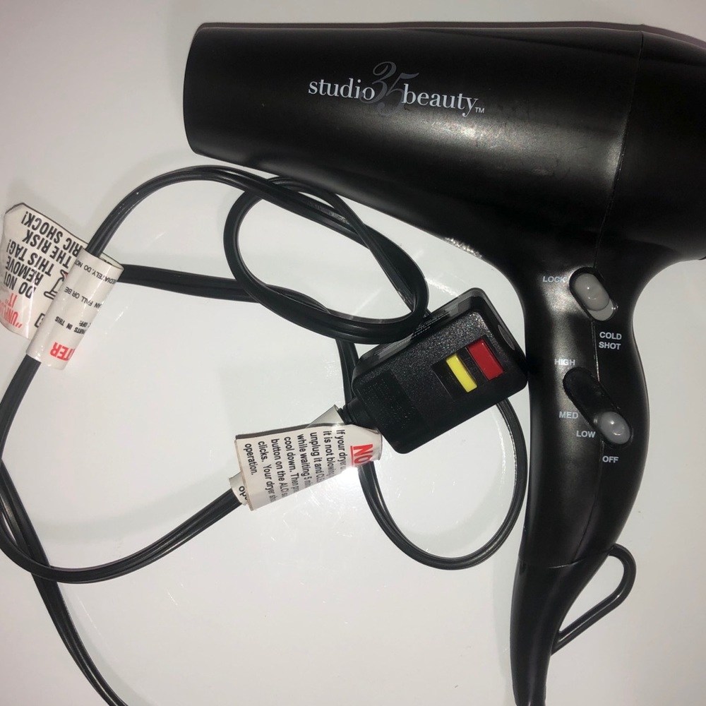 Black hair dryer 🔌